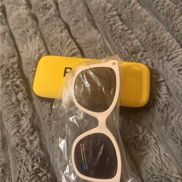 Polaroid White Sunglasses - Picture 4 of 4